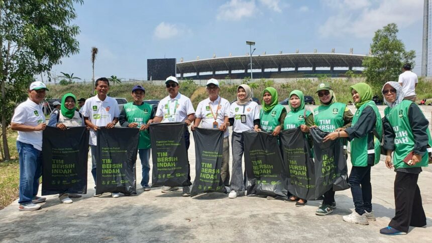 Sukses dengan gelaran acara Pegadaian Liga 2, PT Pegadaian bersama Liga Indonesia Baru (LIB) turut memberikan kontribusi positif untuk lingkungan dan masyarakat melalui kegiatan “Behind Football Liga 2” yang diadakan di Kota Gresik pada Jumat (12/01). foto/PT Pegadaian