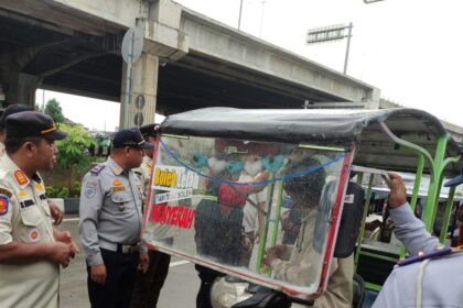 Petugas gabungan dari unsur Satpol PP, Satuan Pelaksana (Satpel) Perhubungan saat mengamankan empat unit odong-odong dalam penertiban di Jalan DI Panjaitan dan Cipinang Jaya, Cipinang Besar Utara, Jatinegara, Jakarta Timur, Kamis (18/1). Foto: Ist