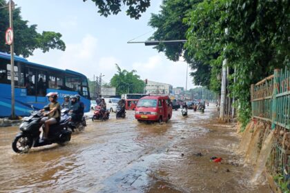 Di kawasan traffick light Hek di Jalan Raya Bogor, Jakarta Timur, yang sebelumnya menjadi titik rawan genangan kini sudah tidak lagi tergenang saat hujan deras dengan intensitas tinggi. Foto: Dok/ipol.id