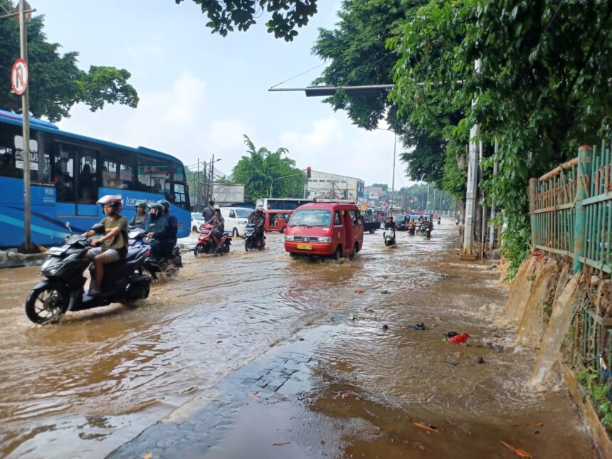 Di kawasan traffick light Hek di Jalan Raya Bogor, Jakarta Timur, yang sebelumnya menjadi titik rawan genangan kini sudah tidak lagi tergenang saat hujan deras dengan intensitas tinggi. Foto: Dok/ipol.id