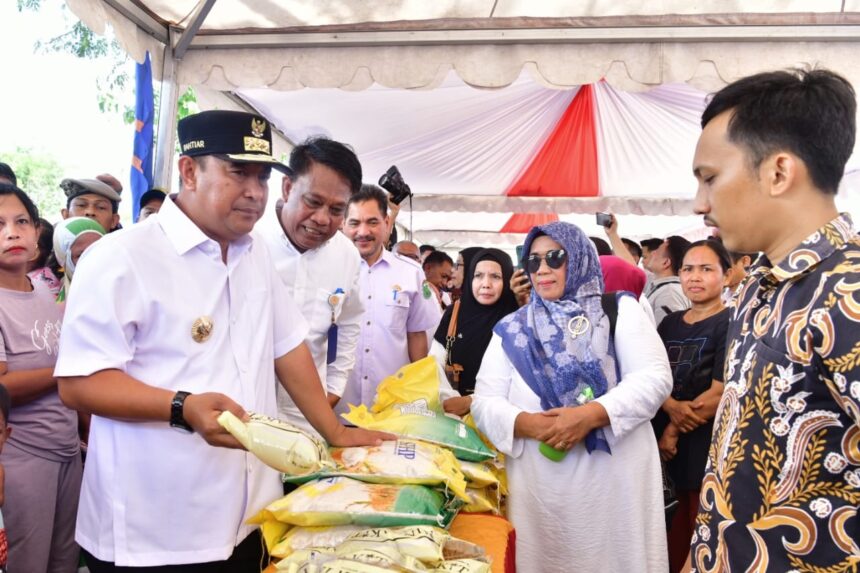 Pj Gubernur Sulsel Bahtiar Baharuddin tetap konsisten dalam menjalankan program prioritasnya, khususnya di bidang ketahanan pangan. Berkolaborasi dengan Bulog, realisasi penyaluran bantuan pangan beras yang bersumber dari Cadangan Beras Pemerintah (CBP) sudah terealisasi 100 persen. Foto/IST