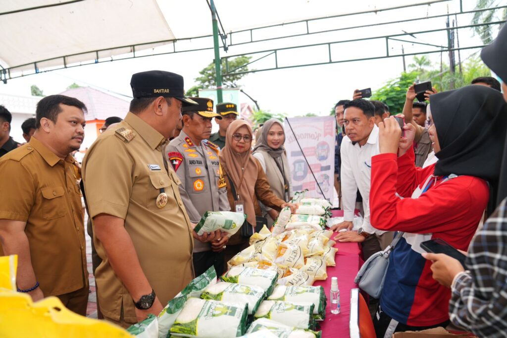 Pj Gubernur Sulsel Bahtiar Baharuddin tetap konsisten dalam menjalankan program prioritasnya, khususnya di bidang ketahanan pangan. Berkolaborasi dengan Bulog, realisasi penyaluran bantuan pangan beras yang bersumber dari Cadangan Beras Pemerintah (CBP) sudah terealisasi 100 persen. Foto/IST 