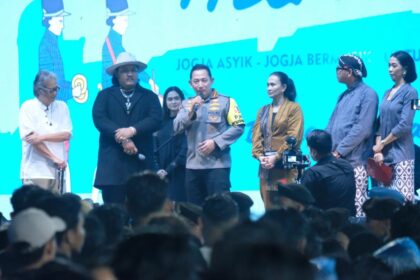 Lagu 'Polisi Jagoanku' saat dibawakan khusus oleh Ndarboy Genk di hadapan Kapolri Jenderal Polisi Listyo Sigit Prabowo bersama Gubernur Yogyakarta Sri Sultan Hamengku Buwono X dalam pentas seni di DIY, Jumat (19/1/2024). Foto: Divisi Humas Polri