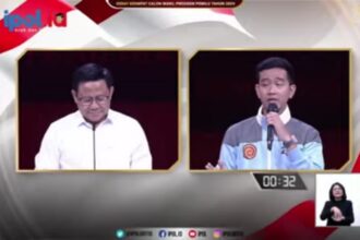 Cawapres nomor urut 2, Gibran Rakabuming dan cawapres nomor urut 1, Muhaimin Iskandar saat debat cawapres.(foto screenshot debat yang disiarkan oleh ipol.id)