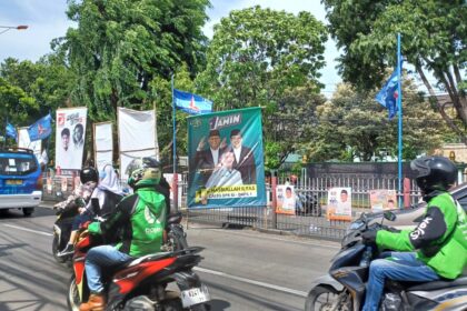 Alat Peraga Kampanye (APK) baliho caleg DPR RI pada salah satu tiang bambunya berdiri dengan kemiringan di bahu Jalan Raya Bogor, Kramat Jati, Jakarta Timur, Senin (22/1), dikhawatirkan membahayakan para pengguna jalan. Foto: Joesvicar Iqbal/ipol.id