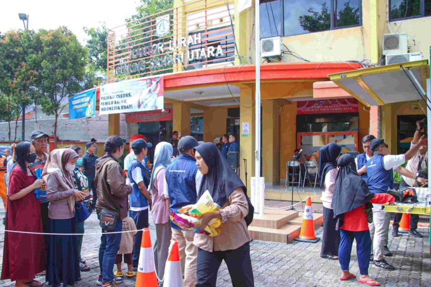 Suasana sembako murah di kawasan Jakarta Pusat yang digelar pemprov DKI.(foto dok pemprov)