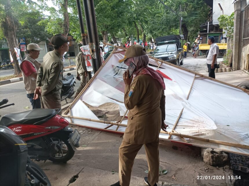 Penampakan baliho yang roboh menimpa pengendara motor yang dikendarai Ibu-Ibu di Jalan KRT Radjiman Widyoningrat, Kelurahan Jatinegara, Kecamatan Cakung, Jakarta Timur, Senin (22/1) siang. Foto: Ist