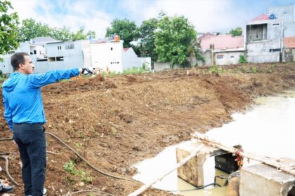 Wali Kota Jakarta Timur, M. Anwar saat melakukan peninjauan mengecek proses pembuatan waduk di RW 06, Kelurahan/Kecamatan Cipayung, Jakarta Timur, Selasa (23/1) siang. Foto: Ist