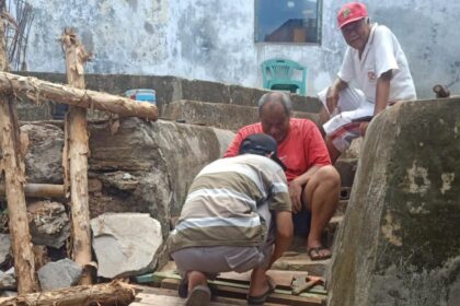 Warga RW 06 Kelurahan/Kecamatan Ciracas, Jakarta Timur, gotong royong membangun jembatan penyeberangan orang dari kayu secara swadaya di atas saluran Penghubung (Phb) Penganten Ali, agar dapat menyeberangi para pelajar sekolah, Rabu (24/1). Foto: Ist