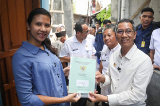 Pj Gubernur DKI Jakarta, Heru Budi Hartono saat memberikan Sertifikat pada Warga.(foto dok pemprov)