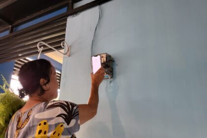 Pelanggan PLN sedang memfoto kWh meter untuk melakukan catat meter mandiri melalui aplikasi PLN Mobile. Foto: Dok PLN