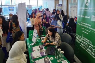 Suasana para peserta dalam acara International Faculty Fair 2024 yang digelar Expert Education and Visa Services (EEVS) Indonesia di Marquee Cyber 2 Tower, Jakarta Selatan, Minggu (14/1). Foto: Ist