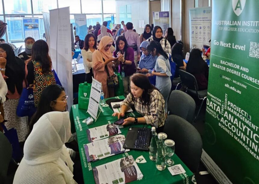 Suasana para peserta dalam acara International Faculty Fair 2024 yang digelar Expert Education and Visa Services (EEVS) Indonesia di Marquee Cyber 2 Tower, Jakarta Selatan, Minggu (14/1). Foto: Ist