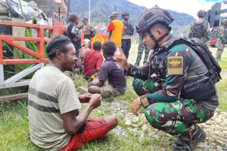 Satgas Pamtas Mobile Yonif Tri Dharma Kostrad 330 membantu pemulihan kondisi keamanan dan penanganan pengungsi akibat serangan Kelompok Separatis Teroris Papua (KSTP) di Distrik Sugapa, Kabupaten Intan Jaya, Papua Tengah. Foto: Satgas 330