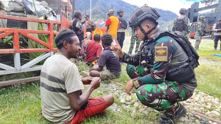 Satgas Pamtas Mobile Yonif Tri Dharma Kostrad 330 membantu pemulihan kondisi keamanan dan penanganan pengungsi akibat serangan Kelompok Separatis Teroris Papua (KSTP) di Distrik Sugapa, Kabupaten Intan Jaya, Papua Tengah. Foto: Satgas 330