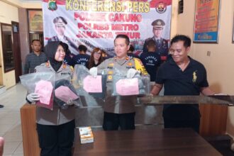 Kapolsek Cakung, Kompol Panji Ali Chandra dan jajaran saat menggelar kasus tertangkapnya empat bajing loncat dan penadah di Polsek Cakung, Jakarta Timur, Jumat (26/1). Foto: Joesvicar Iqbal/ipol.id