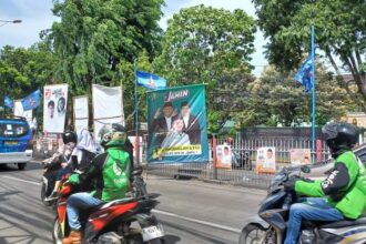 Pihak kepolisian memberikan warning bagi para timses yang memasang baliho dan berdampak pada kecelakaan.(foto IPOL.id)