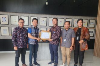 Penyerahan Renewable Energy Certificate (REC) dari PLN UP3 Lenteng Agung kepada PT Astra Sedaya Finance atas pembelian sebesar 500 Unit REC