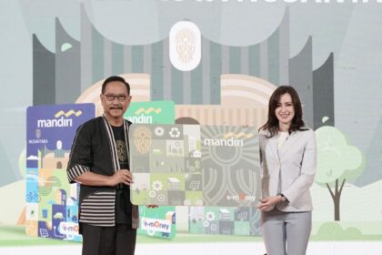 Peluncuran Mandiri e-money edisi Nusantara dilakukan oleh Wakil Direktur Utama Bank Mandiri Alexandra Askandar (kanan) dan Kepala Otorita IKN Bambang Susantono di Mal Kota Kasablanka, Jakarta, Jumat (26/1/2024) malam. Foto: Dok Bank Mandiri