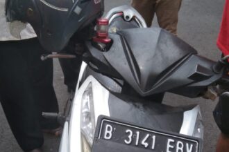 Unit Reskrim Polsek Pasar Rebo mengamankan sejumlah barang bukti dari pelaku pencurian kendaraan bermotor Ahmadi, 35, di antaranya satu buah anak kunci leter T untuk membobol kunci kontak motor berpelat B 3141 EBV milik korban, Sabtu (27/1). Foto: Ist