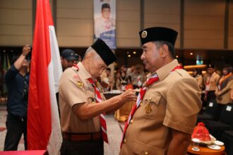 Sekjen Kwarnas Gerakan Pramuka, Mayjen TNI (Purn) Bachtiar, melantik Bahtiar Baharuddin sebagai Ketua Majelis Pembimbing Daerah (Mabida) Gerakan Pramuka Provinsi Sulawesi Selatan (Sulsel), di Hotel Novotel Makassar, Sabtu, 27 Januari 2024. Foto/istimewa