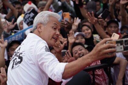Calon Presiden (Capres) Ganjar Pranowo dalam kampanye akbar 'Hajatan Rakyat' yang digelar Relawan Progresif bekerja sama dengan Tim Pemenangan Nasional Ganjar-Mahfud di Alun-Alun Wates, Kulon Progo, Yogyakarta, Minggu (28/1). Foto: Progresif