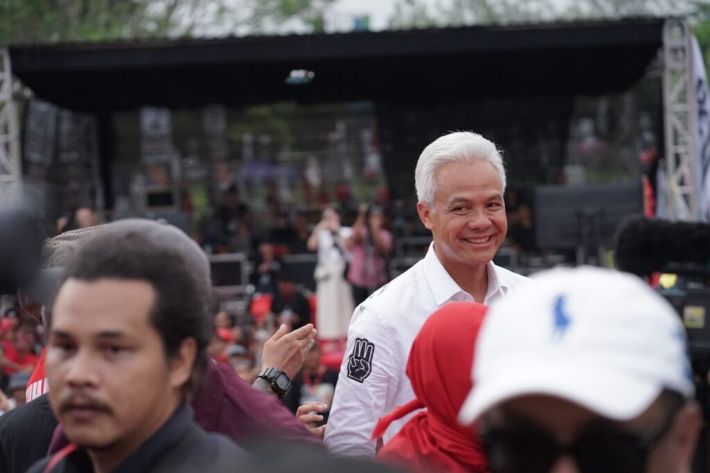 Calon Presiden (Capres) Ganjar Pranowo dalam kampanye akbar 'Hajatan Rakyat' yang digelar Relawan Progresif bekerja sama dengan Tim Pemenangan Nasional Ganjar-Mahfud di Alun-Alun Wates, Kulon Progo, Yogyakarta, Minggu (28/1). Foto: Progresif