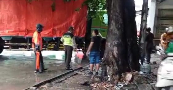 Truk bermuatan tonase mengalami kecelakaan lalu lintas terperosok ambles ke saluran air di Jalan Raya Condet, Kelurahan Cililitan, Kecamatan Kramat Jati, Jakarta Timur, Senin (29/1) pagi. Foto: Joesvicar Iqbal/ipol.id