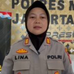 Kasi Humas Polres Metro Jakarta Timur, AKP Lina Yulianan saat menerangkan penangkapan dua pelaku tawuran remaja di Mapolres Metro Jakarta Timur, Senin (29/1) siang. Foto: Joesvicar Iqbal/ipol.id