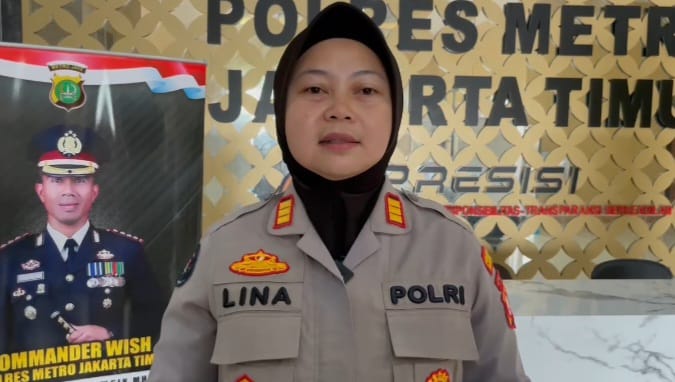 Kasi Humas Polres Metro Jakarta Timur, AKP Lina Yulianan saat menerangkan penangkapan dua pelaku tawuran remaja di Mapolres Metro Jakarta Timur, Senin (29/1) siang. Foto: Joesvicar Iqbal/ipol.id