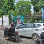 Sejumlah aparat Satuan Polisi Pamong Praja (Satpol PP) menertibkan ribuan alat peraga kampanye (APK) di sepanjang pagar median Jalan Raya Bogor, Kelurahan Kramat Jati, Kecamatan Kramat Jati, Jakarta Timur, Senin (29/1) siang. Foto: Joesvicar Iqbal/ipol.id