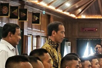 Presiden RI Joko Widoso didampingi Menteri Pertahanan Prabowo Subianto saat menyambangi Graha Utama Akmil Magelang, Senin (29/1/2024). Foto: Dispenad