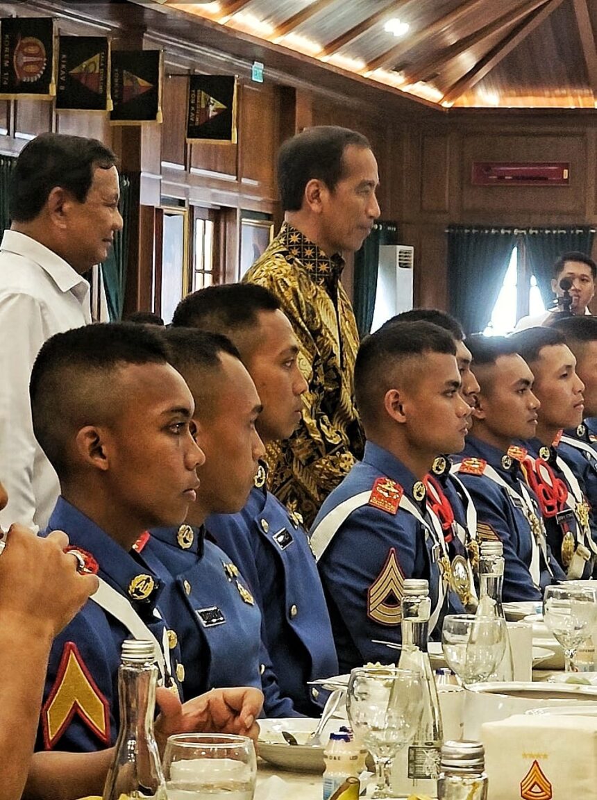 Presiden RI Joko Widoso didampingi Menteri Pertahanan Prabowo Subianto saat menyambangi Graha Utama Akmil Magelang, Senin (29/1/2024). Foto: Dispenad