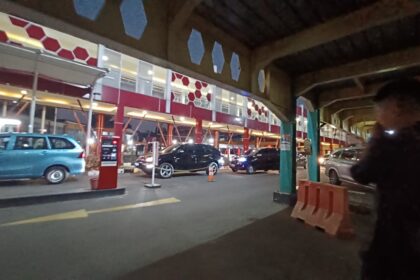 Pelajar kelas 2 Sekolah Menengah Atas (SMA) berinisial DSS, 17, korban tawuran di bawah Flyover Pasar Rebo, Ciracas, Jakarta Timur, yang pergelangan tangannya putus dibacok, kini dirawat intensif di Rumah Sakit Polri Kramat Jati, Selasa (30/1). Foto: Joesvicar Iqbal/Dok/ipol.id