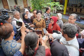 Kepala Eksekutif Pengawas Perilaku Pelaku Usaha Jasa Keuangan, Edukasi, dan Pelindungan Konsumen OJK, Friderica Widyasari Dewi, bersama Plt. Kepala BPS, Amalia Adininggar Widyasanti hari ini (30/01) hadir dalam pemantauan (witnessing) pelaksanaan SNLIK di Kabupaten Sleman dan Kabupaten Kulon Progo, Daerah Istimewa Yogyakarta, Selasa.foto/dok/ojk