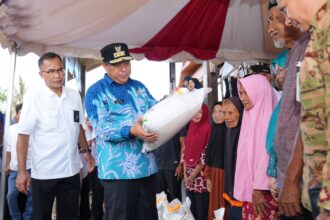 Penjabat Gubernur Sulsel, Bahtiar Baharuddin, kembali menyalurkan bantuan pangan dari pemerintah pusat, berupa beras 10 kilogram untuk setiap Keluarga Penerima Manfaat (KPM). Kali ini, bantuan pangan diserahkan kepada warga miskin di Kabupaten Takalar.foto/humas sulsel