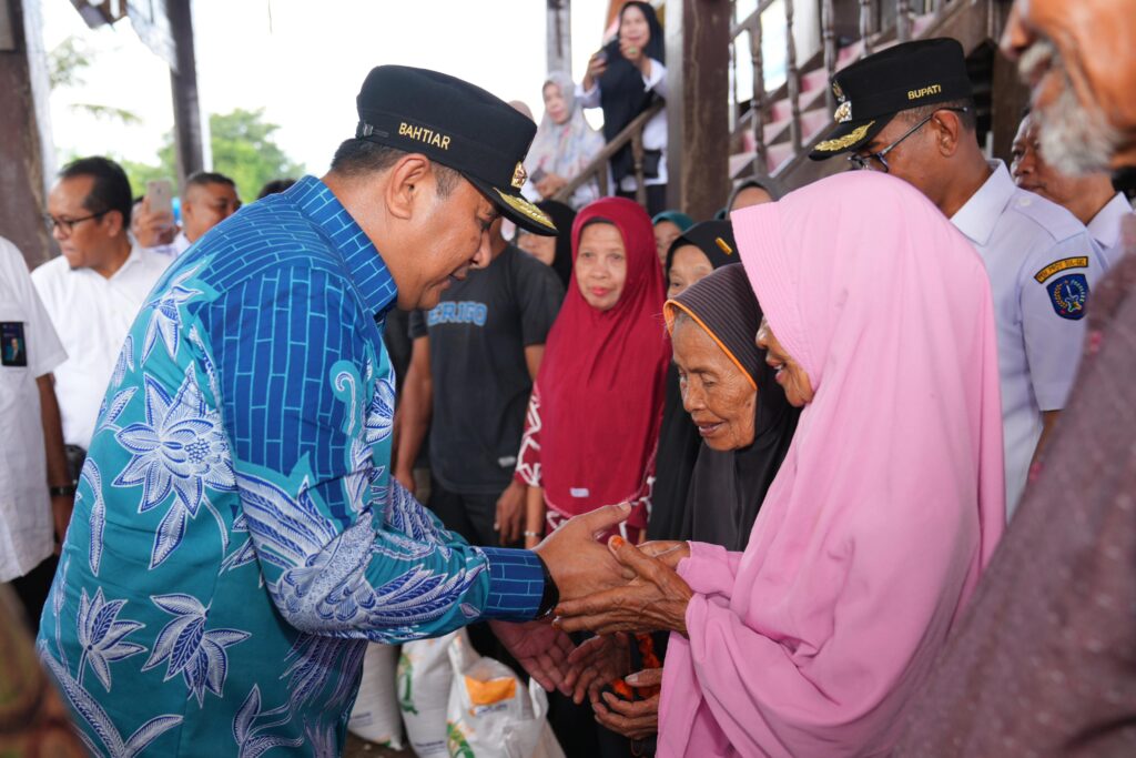 Penjabat Gubernur Sulsel, Bahtiar Baharuddin, kembali menyalurkan bantuan pangan dari pemerintah pusat, berupa beras 10 kilogram untuk setiap Keluarga Penerima Manfaat (KPM). Kali ini, bantuan pangan diserahkan kepada warga miskin di Kabupaten Takalar.foto/humas sulsel