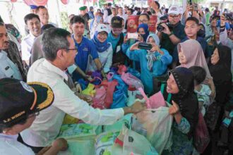 Pj Gubernur DKI Jakarta, Heru Budi Hartono saat meninjau sembako murah di Jakarta Timur.(foto dok pemprov)