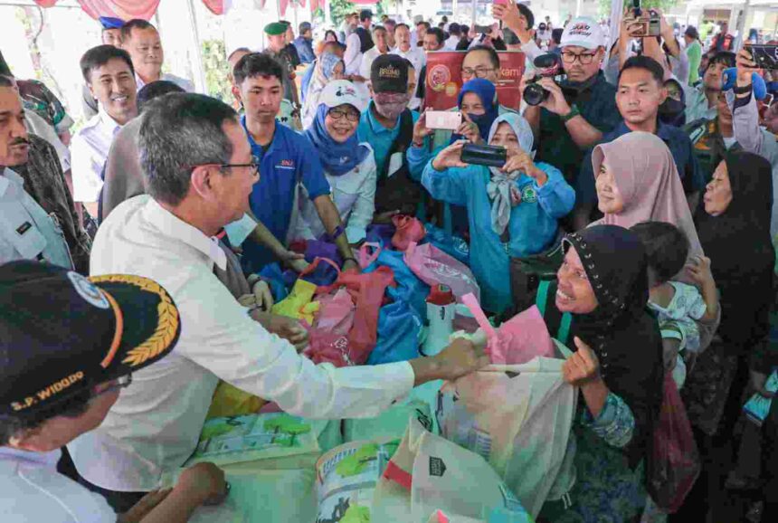 Pj Gubernur DKI Jakarta, Heru Budi Hartono saat meninjau sembako murah di Jakarta Timur.(foto dok pemprov)