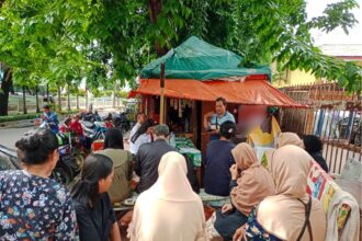 BPJS Ketenagakerjaan Cabang Jakarta Salemba melakukan sosialisasi manfaat program Bukan Penerima Upah (BPU) kepada 40 Pelaku UMKM Cempaka Putih. Kegiatan ini dilaksanakan disalah satu lapak pedagang di wilayah Kecamatan Cempaka Putih, Jakarta Pusat (29/01/2024) agar tidak mengganggu mereka pada saat bekerja. Foto/BPJS jakarta