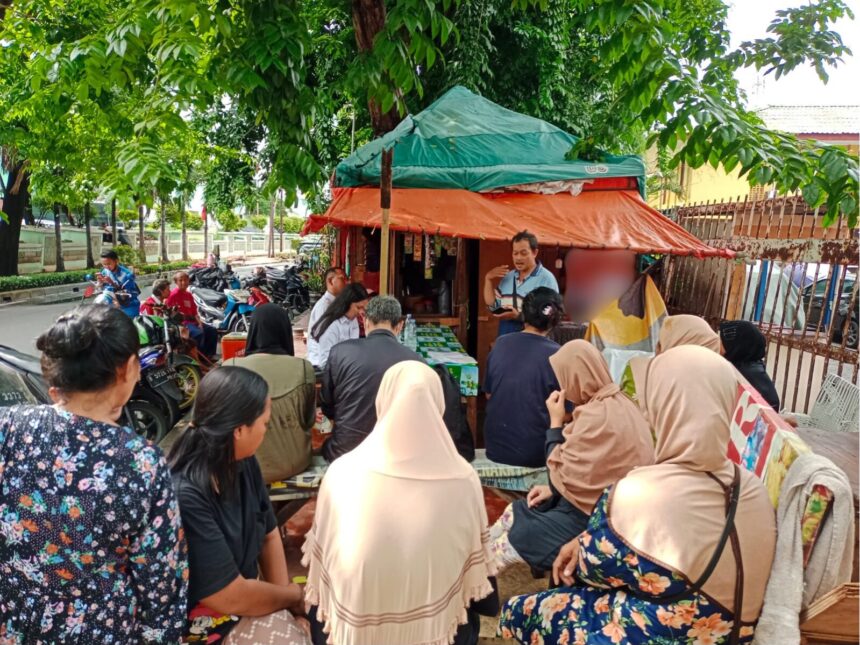 BPJS Ketenagakerjaan Cabang Jakarta Salemba melakukan sosialisasi manfaat program Bukan Penerima Upah (BPU) kepada 40 Pelaku UMKM Cempaka Putih. Kegiatan ini dilaksanakan disalah satu lapak pedagang di wilayah Kecamatan Cempaka Putih, Jakarta Pusat (29/01/2024) agar tidak mengganggu mereka pada saat bekerja. Foto/BPJS jakarta