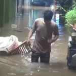 Hujan deras membuat aliran Sungai Ciliwung meluap dan membanjiri permukiman warga Kebon Pala, Jatinegara, Jakarta Timur, Rabu (31/1). Foto: Dok/ipol.id