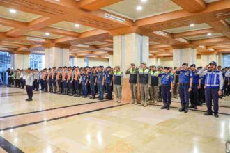 Ratusan personil gabungan dari Dishub, TNI/Polri menggelar apel menjelang operasi lintas jaya.(foto dok pemprov)