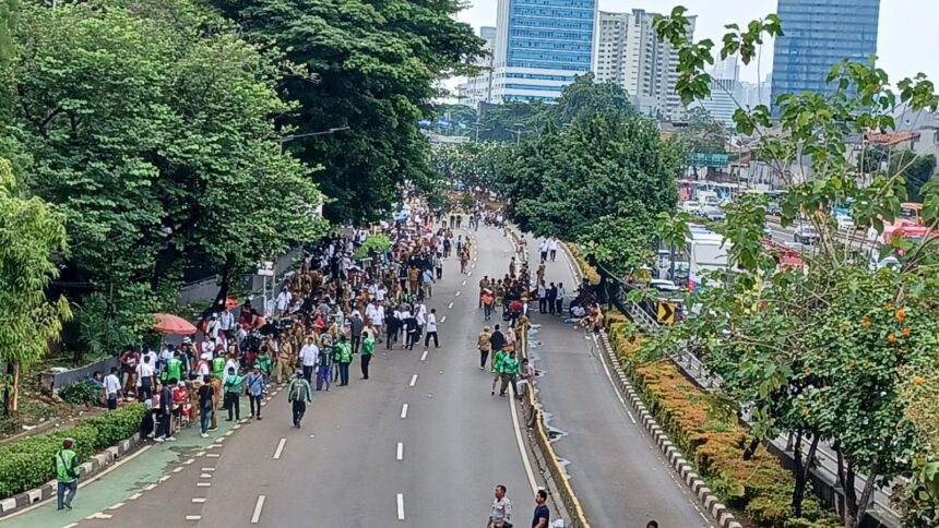 Penampakan aksi demonstrasi massa di depan Gedung DPR RI di Jalan Gatot Subroto, Senayan, Jakarta Pusat, Rabu (31/1) siang. Foto: Joesvicar Iqbal/ipol.id