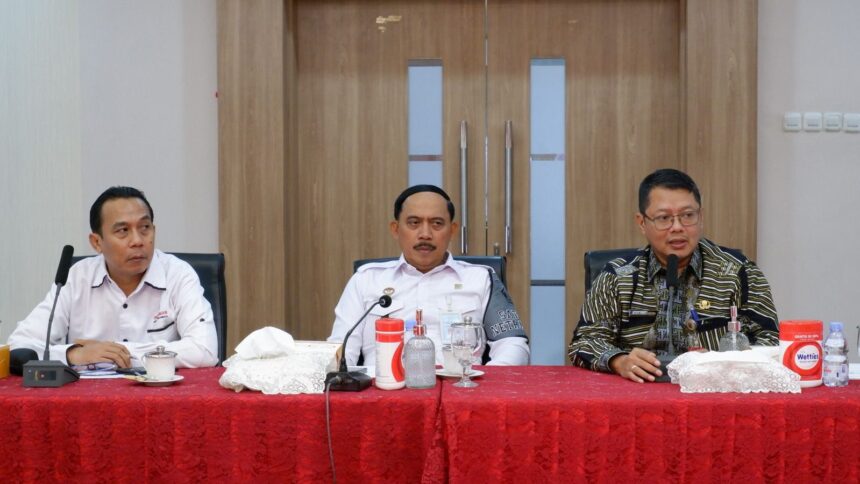 Kepala Kanwil Kemenkumham DKI Jakarta, Ibnu Chuldun (tengah), Kepala Dinas Kependudukan dan Pencatatan Sipil Provinsi DKI Jakarta, Budi Awaluddin beserta jajaran dan perwakilan Ombudsman DKI Jakarta, Andi membahas tindak lanjut sistem aplikasi terintegrasi dengan nama (Induksi) Integrasi Layanan Kependudukan dan Imigrasi di Kantor Wilayah Kementerian Hukum dan HAM Jakarta, Rabu (31/1). Foto: Ist