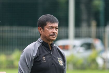 Pelatih Indra Sjafri mengawasi latihan pemain Timnas Indonesia U-20 di Lapangan ABC Senayan, Jakarta Pusat. Foto: PSSI