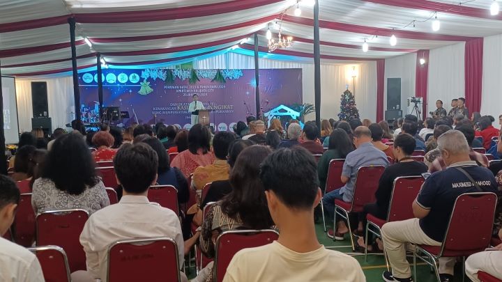 Ratusan umat Kristen penuh kasih dan suka cita merayakan puncak Natal dan tahun baru 2024 di Apartemen Kalibata City, Pancoran, Jakarta Selatan, Sabtu (20/1) malam. Foto: Joesvicar Iqbal/ipol.id