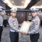 Kepala Korps Lalu Lintas (Kakorlantas) Polri, Irjen Aan Suhanan memberikan penghargaan kepada Bripda Novandro, anggota Satlantas Polres Kubu Raya Kalimantan Barat.