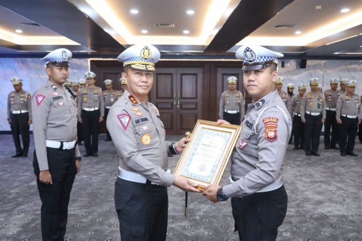 Kepala Korps Lalu Lintas (Kakorlantas) Polri, Irjen Aan Suhanan memberikan penghargaan kepada Bripda Novandro, anggota Satlantas Polres Kubu Raya Kalimantan Barat.