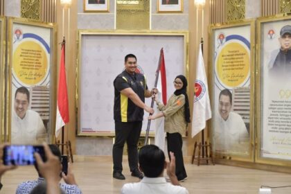 enteri Pemuda dan Olahraga Republik Indonesia (Menpora RI) Dito Ariotedjo melepas pendaki muda berusia 17 tahun, Khansa Syahlaa yang akan melakukan pendakian Gunung Aconcagua di Argentina. Siswi kelas XII SMA Labschool Jakarta tersebut akan melakukan pendakian pada 20 Januari - 13 Februari 2024.(foto:bagus/kemenpora.go.id)